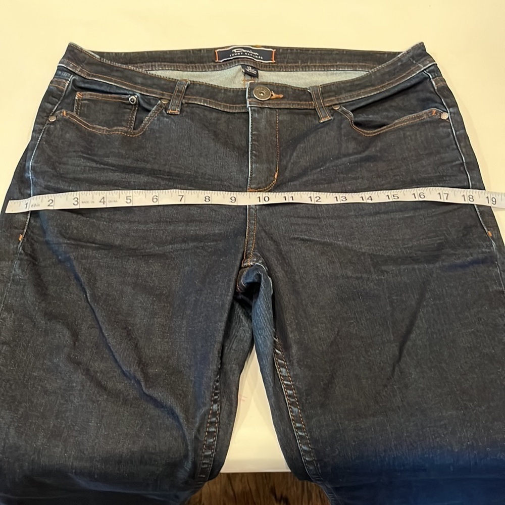 Tommy Bahama Crop Mid Rise Size 12 - Picture 5 of 16